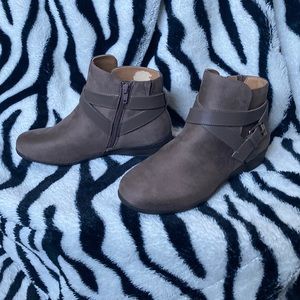 Comfort View Suede Taupe boots, size 7 gently worn